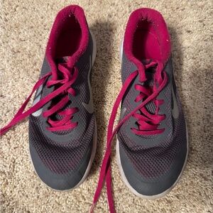 Kids grey Nike shoes 👟